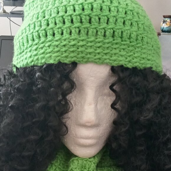 BEENIE & NECK SCARF - Picture 1 of 3